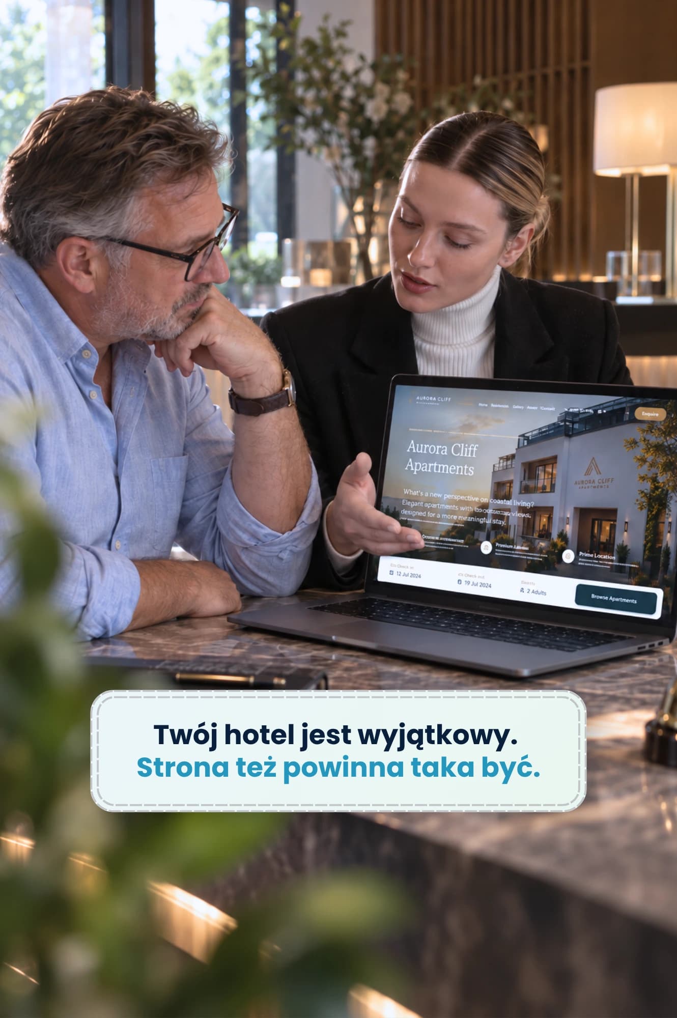 Hotelarz i konsultantka oglądają stronę hotelu na laptopie